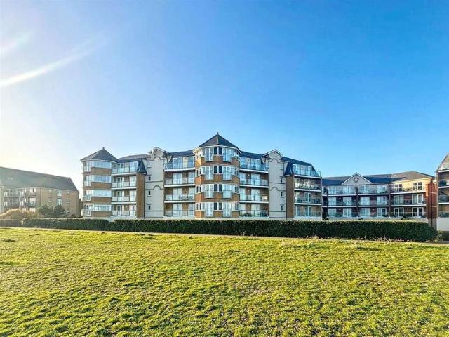 Flat for sale in Chatsworth Strand, Eastbourne