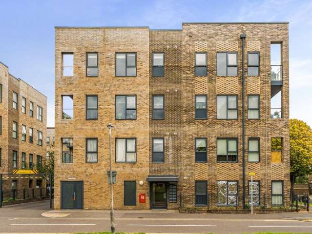 Flat for sale in Carpenders Park, Three Rivers