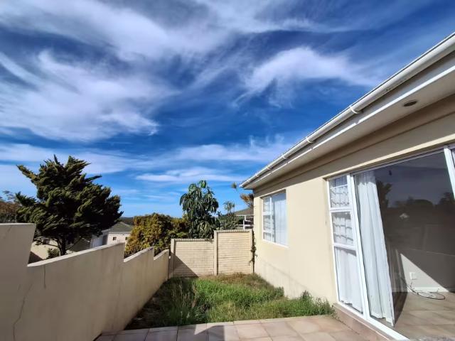 House for sale in Beacon Bay, East London