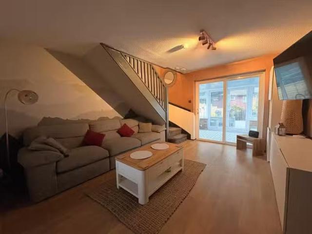 House for rent in Bryncyn, Falcon Lodge