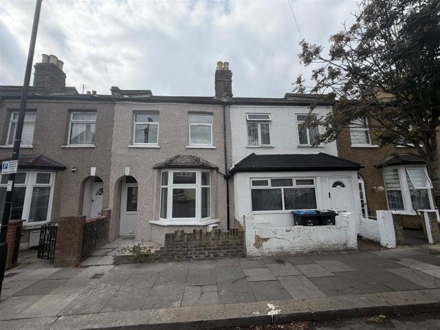 House for rent in Ponders End, Greater London