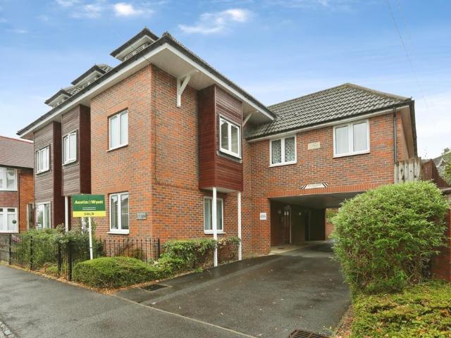 Flat for sale in Portswood, Southampton