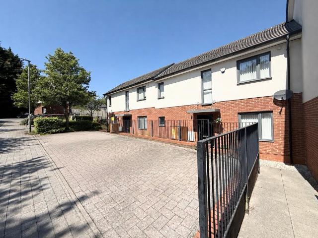 House for sale in Spring Park, Luton