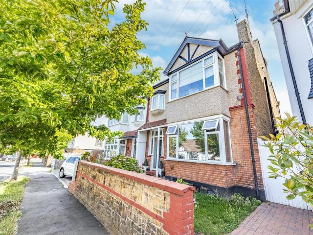 Flat for sale in Alton Barnes, Essex