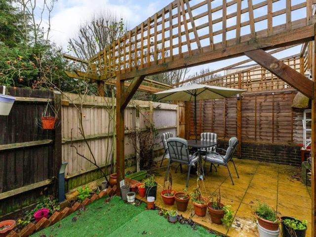 House for sale in Little Stanmore, Greater London