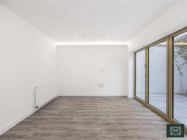 House for sale in Bowes, Greater London