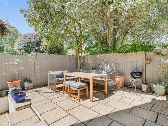 Flat for sale in Wandsworth, Greater London
