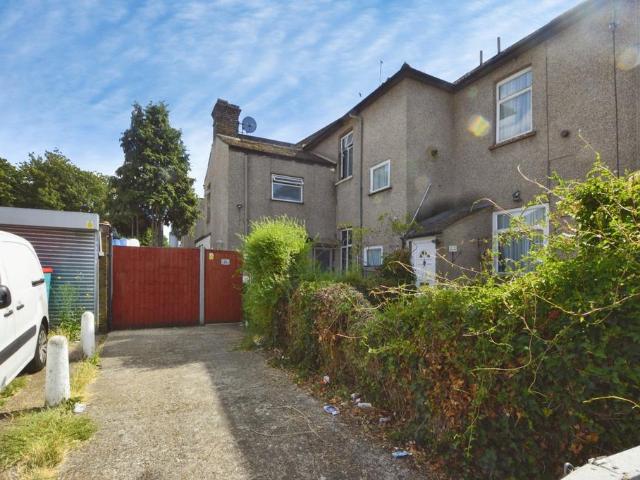 Flat for sale in Gants Hill, Greater London