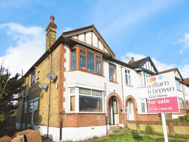 Flat for sale in Gidea Park, Greater London