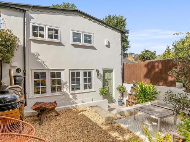 House for sale in Earlsfield, Greater London