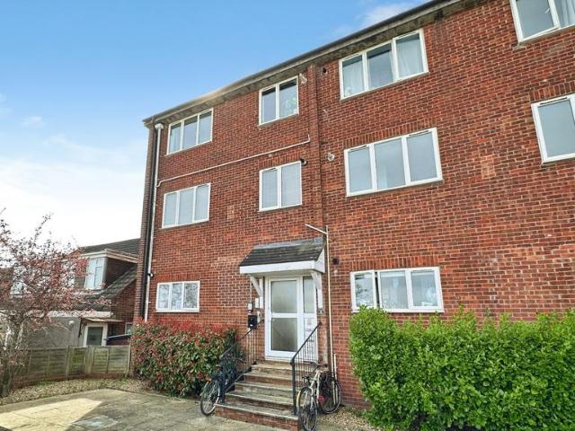 Flat for sale in Kingswood