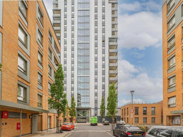 Flat for sale in Upper Edmonton, Greater London