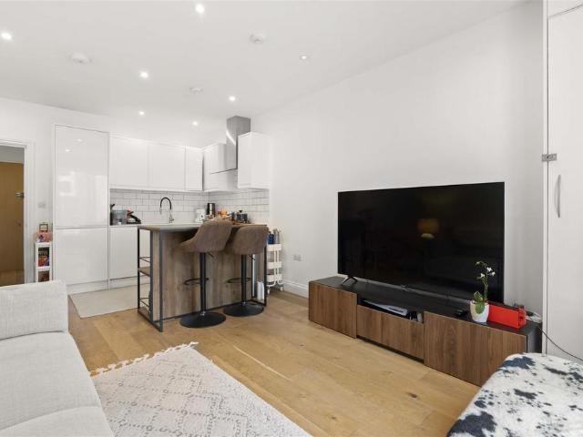 Flat for sale in Fulham, Walham Green