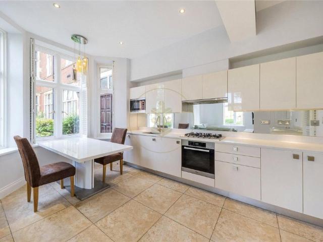 House for sale in Bushey, Bushey Heath