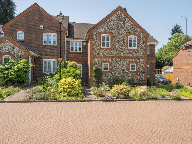 House for sale in Hatching Green, Five Acres