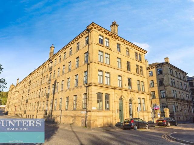 Flat for sale in West Yorkshire