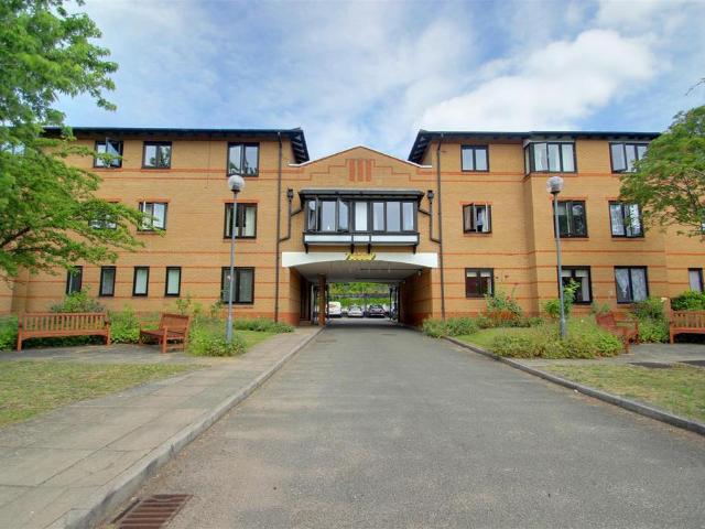 Flat for sale in Batchworth, Hertfordshire