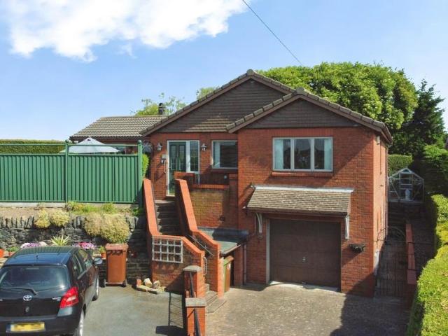 House for sale in Farsley, West Yorkshire