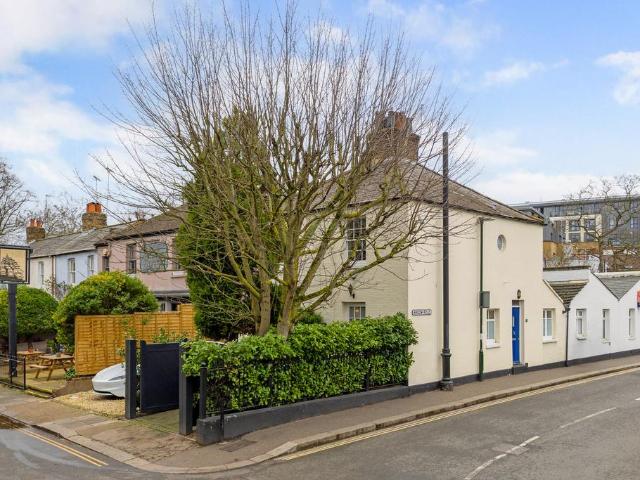 House for sale in Hampton Wick, Greater London