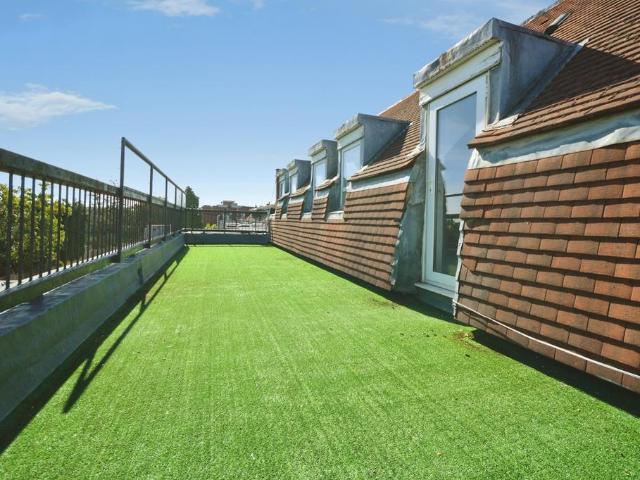 Flat for sale in Whitton High Street, Greater London