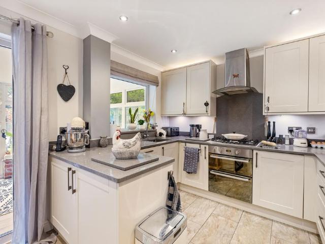 House for sale in Nutfield, Hillview