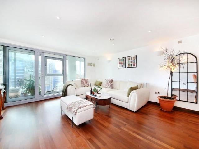 Flat for sale in Battersea, Greater London