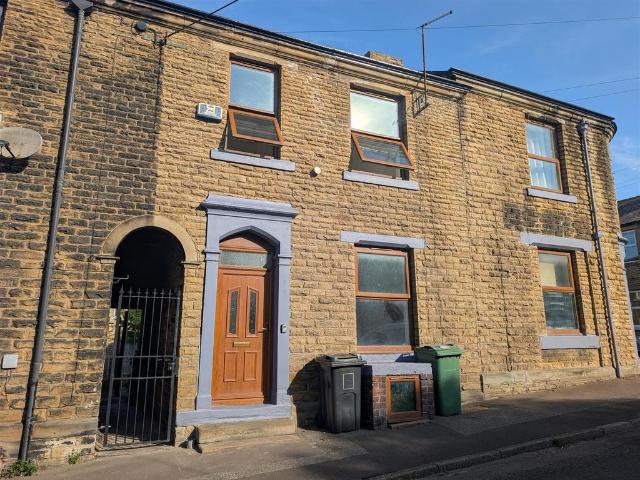 House for sale in Hillhouse, Almondbury