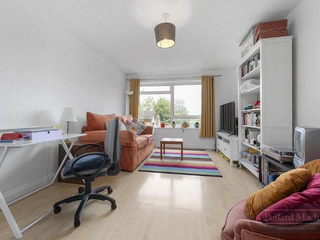 Flat for sale in Caterham, Tandridge