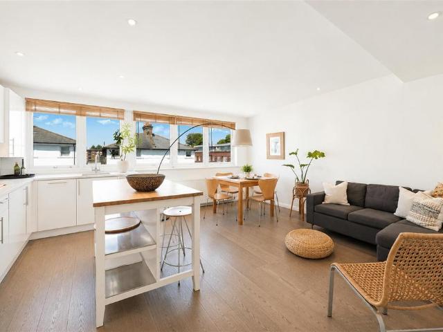 Flat for sale in Putney, Greater London