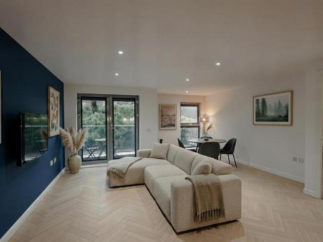 Flat for sale in London Borough of Wandsworth, Greater London