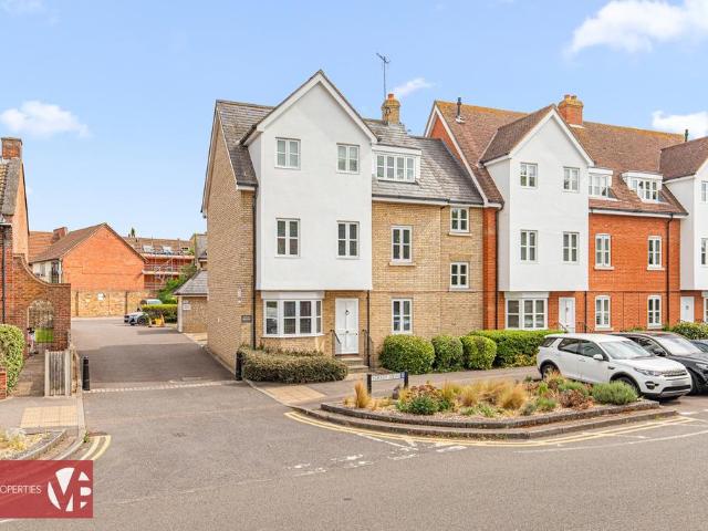 Flat for sale in Kings Hill, Colliers End
