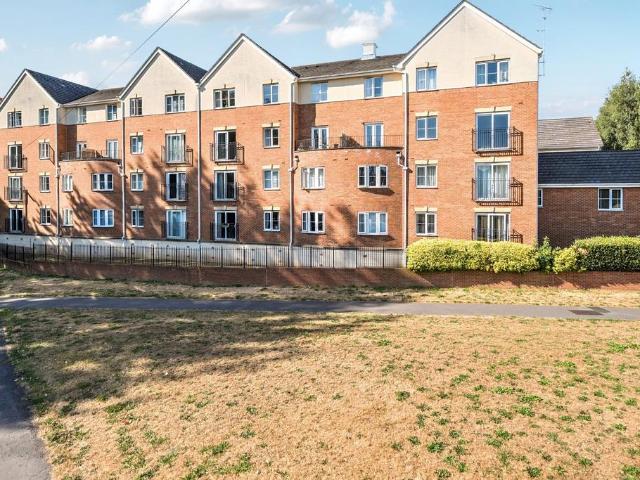Flat for sale in West Yorkshire