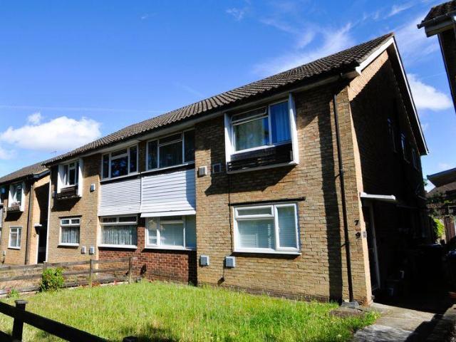 Flat for sale in Motspur Park, Greater London