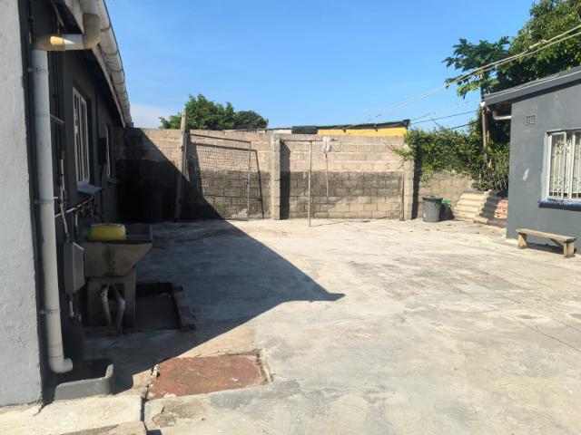 House for sale in Chatsworth, Kwazulu-natal