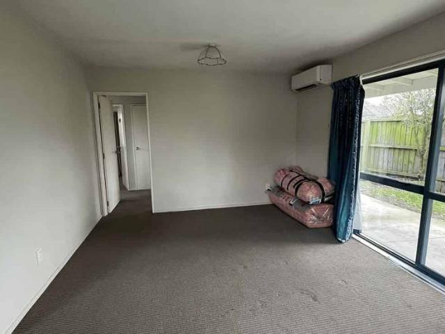 Townhouse for rent in Chaslands, Canterbury