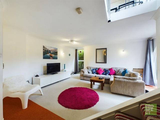 House for rent in Heol-las, Surrey