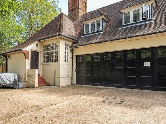 House for rent in Middle Park, Greater London
