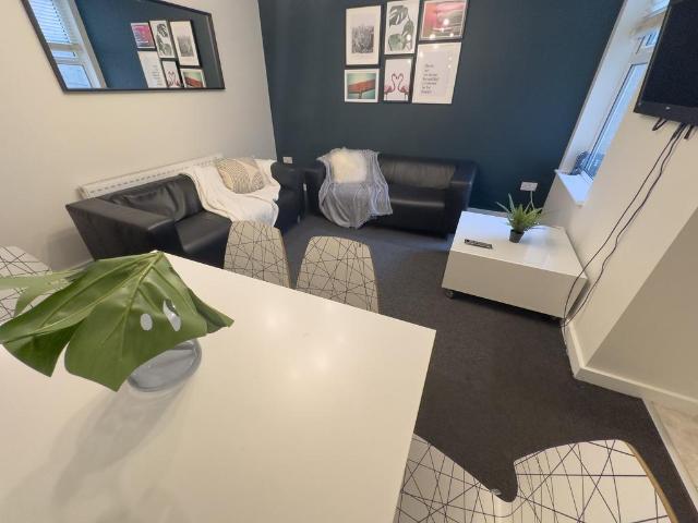 Room for rent in Kensington, Calderstones