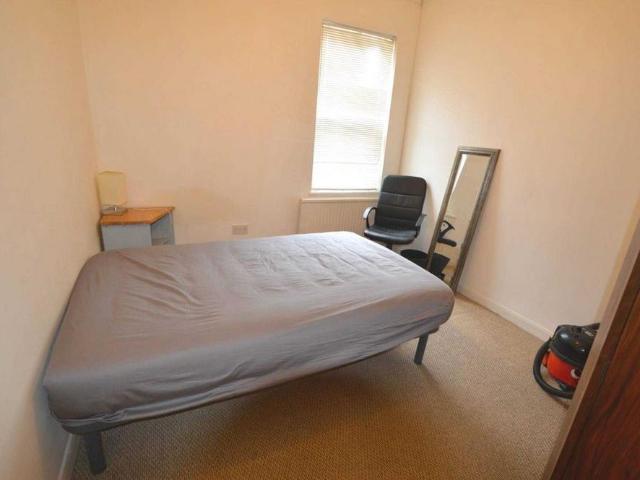 Room for rent in Row Town, Surrey