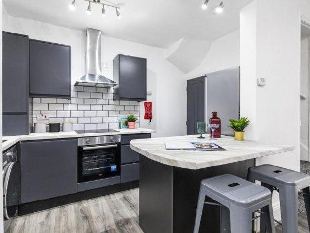 Room for rent in Hyde Park, West Yorkshire