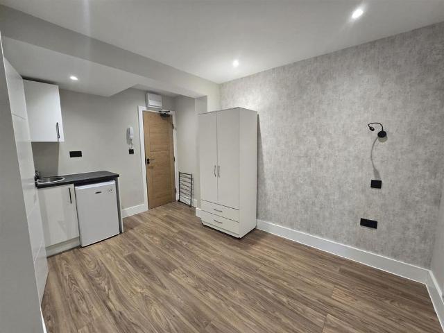 Room for rent in Red Hill, Surrey