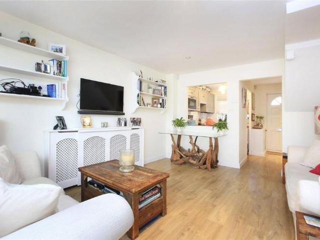 House for rent in Summerstown, Greater London