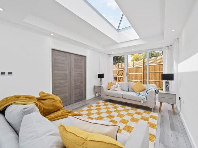House for rent in London Borough of Merton, Raynes Park