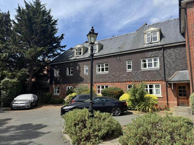 House for rent in Row Town, Surrey