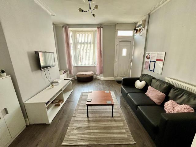 House for rent in Elm Park, Calderstones
