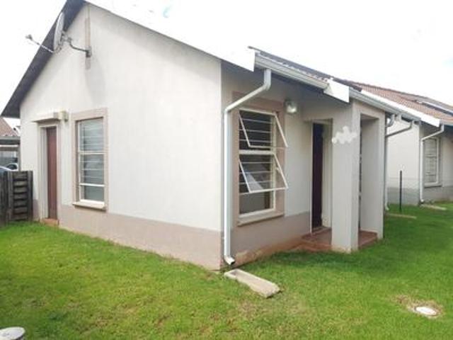 Townhouse for rent in Mohlakeng, Gauteng