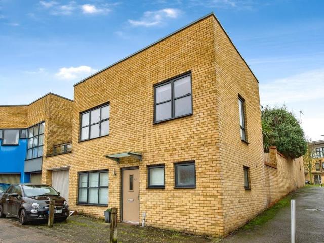 House for sale in Stone, Monks Orchard
