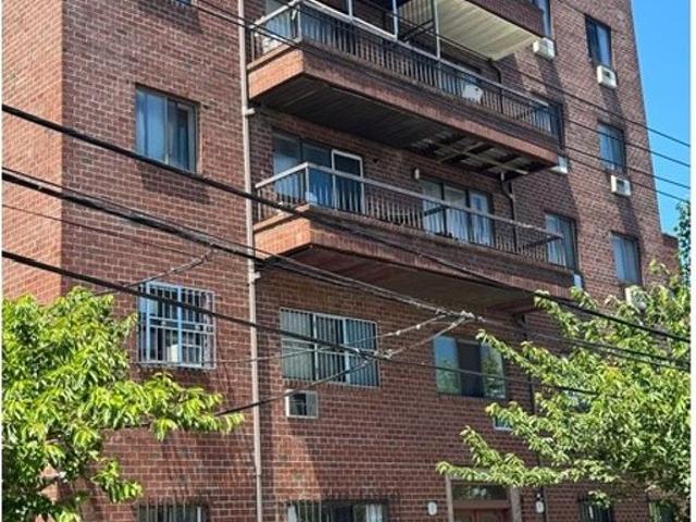 Apartment for sale in Queens, Arverne