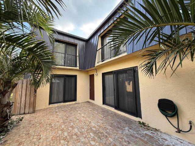 Townhouse for rent in Lake Worth