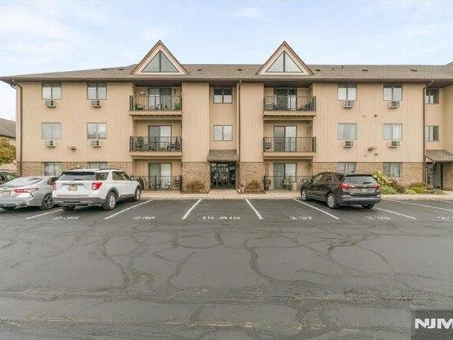 Condo for sale in Lyndhurst, Bergen County